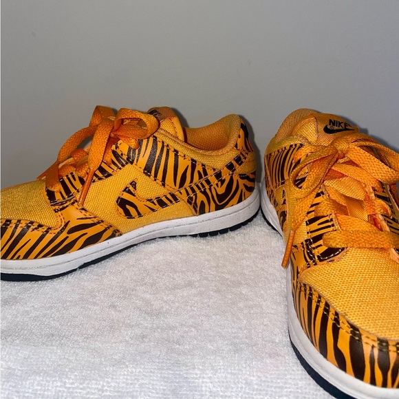 Kid's Nike Low Dunk Next Nature Tiger Stripes - Picture 2 of 3